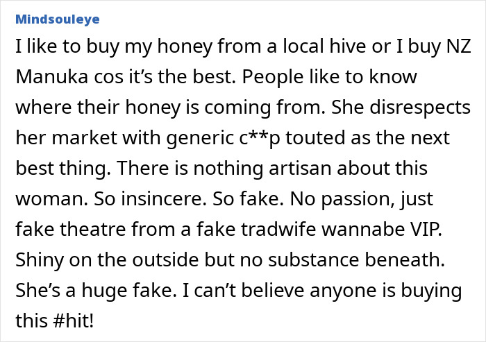 Texto alternativo: Comentario criticando los productos de marca de Meghan Markle y su conexión con la controversia de Williams Sonoma.