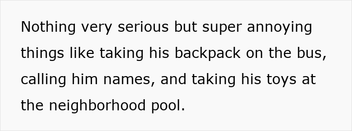 Envíe un mensaje de texto sobre acciones molestas como tomar una mochila, llamar a los nombres y tomar juguetes en la piscina del vecindario.