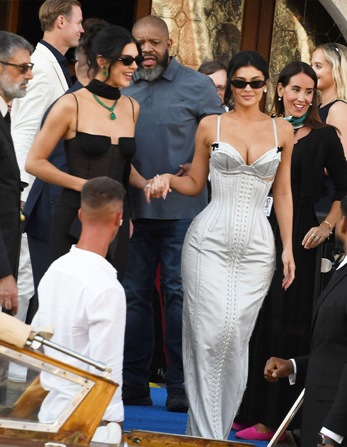 Kylie Jenner en una celebración de bodas con un vestido estilo corsé, rompiendo una importante regla de boda con su elección de atuendo.