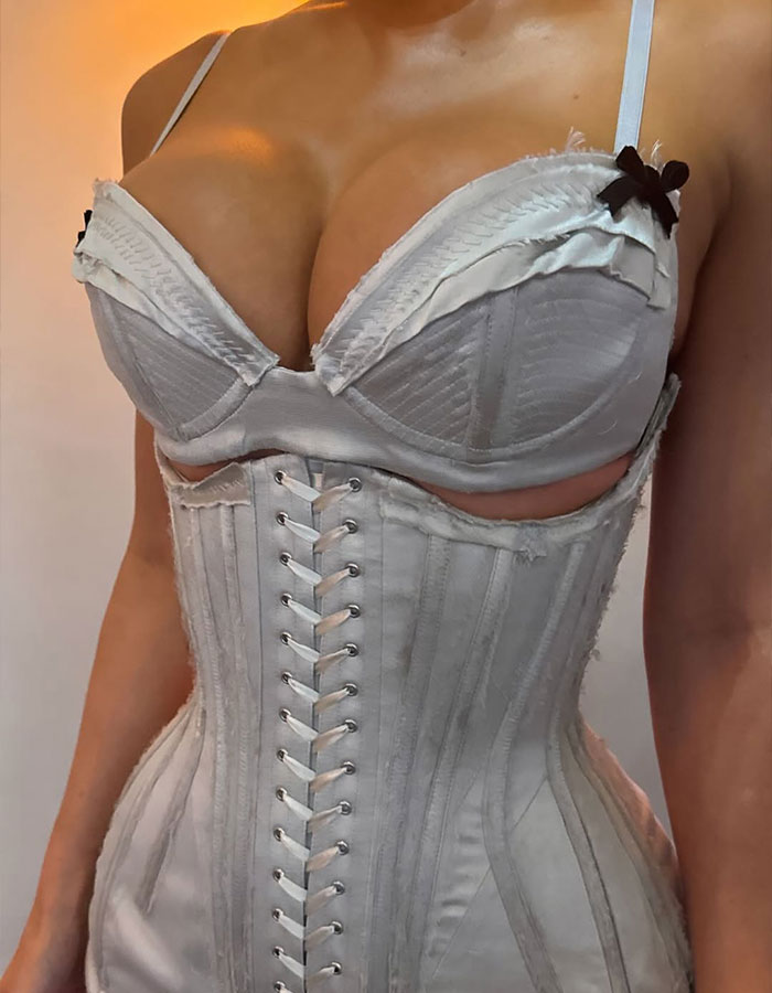 Kylie Jenner con un vestido de corsé blanco que parece angustiado, rompiendo una regla de boda importante en una celebración.