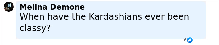 Comentario de Melina Demone cuestionando cuándo los Kardashians han sido elegantes, haciendo referencia al incidente de la regla de boda de Kylie Jenner.