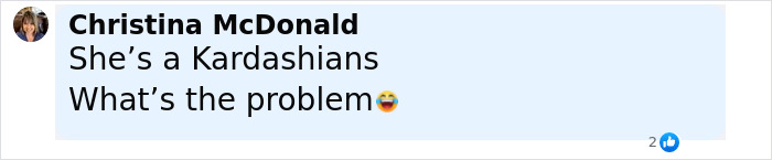 Comentar texto en una publicación en las redes sociales que dice que es una Kardashians con un emoji riendo que reacciona a la discusión de reglas de boda.
