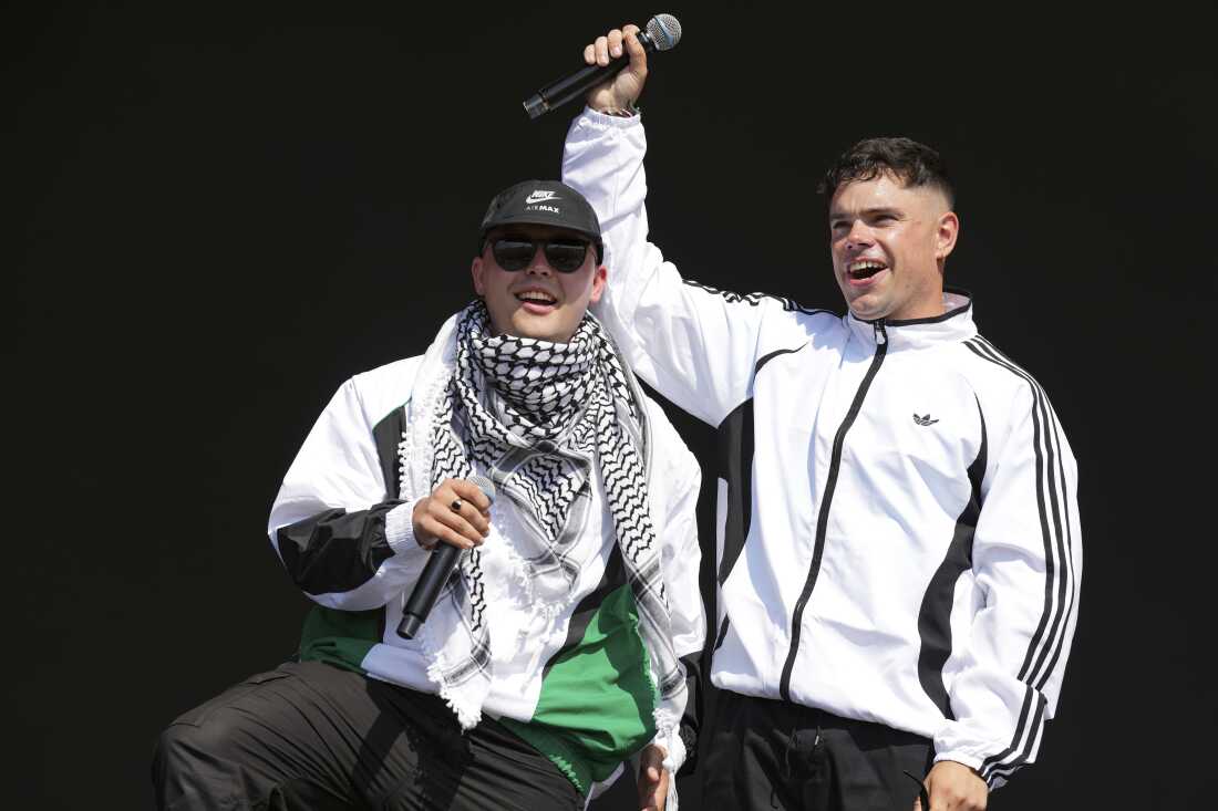 Liam Og, a la izquierda, y Naoise O Caireallain del trío Hip Hop Kneecap actúan durante el Festival de Glastonbury en Worthy Farm, Somerset, Inglaterra, el sábado 28 de junio de 2025.