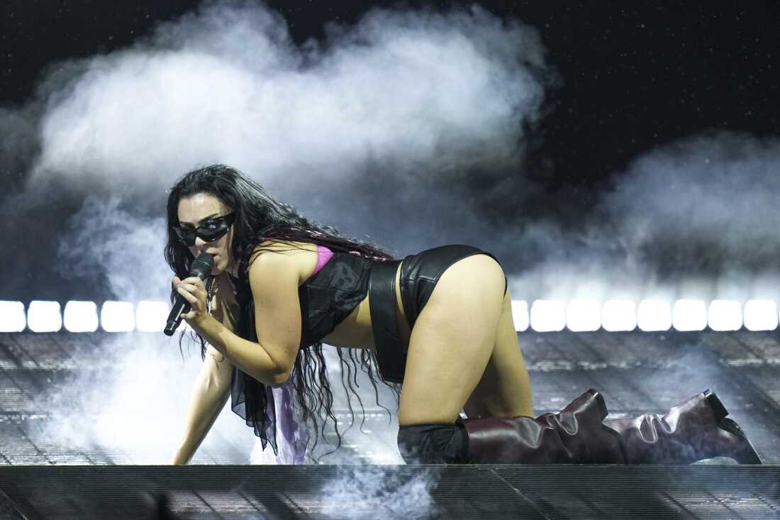 Charli XCX actúa durante el Festival de Glastonbury en Worthy Farm, Somerset, Inglaterra, el sábado 28 de junio de 2025.