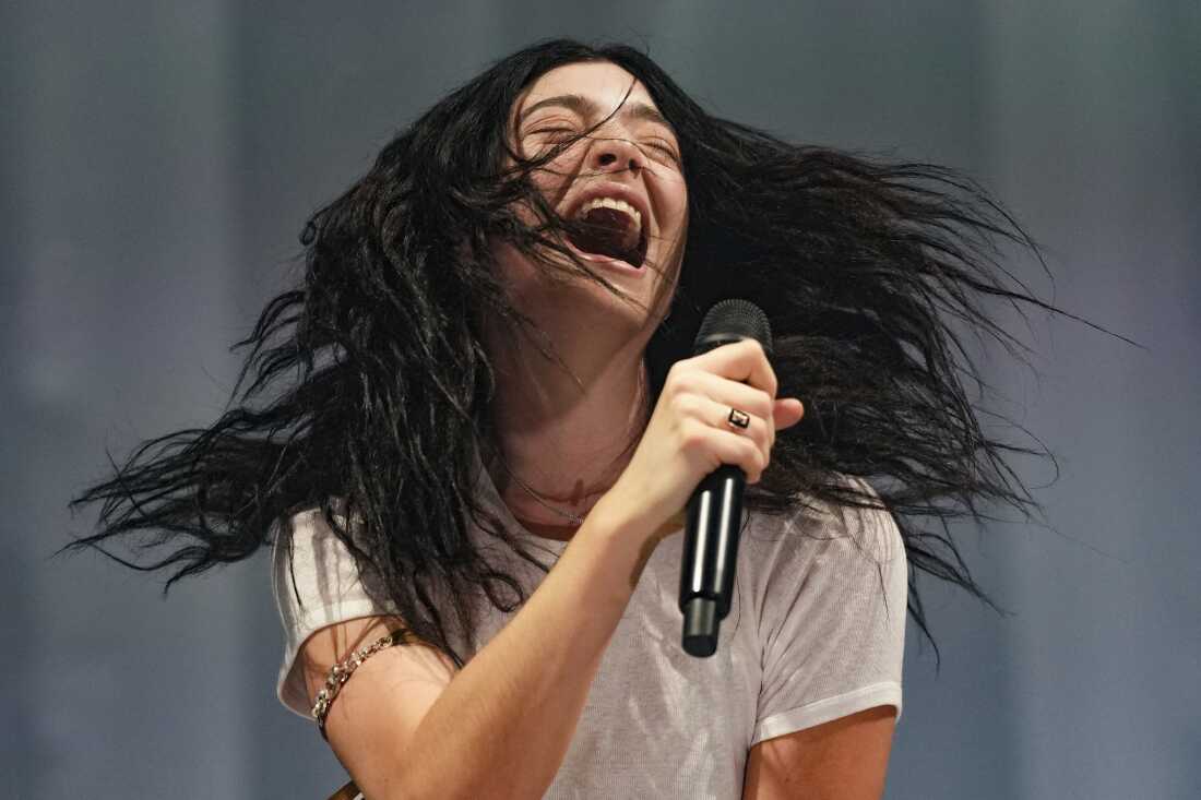 Lorde actúa durante el Festival de Glastonbury en Worthy Farm, Somerset, Inglaterra, viernes 27 de junio de 2025.