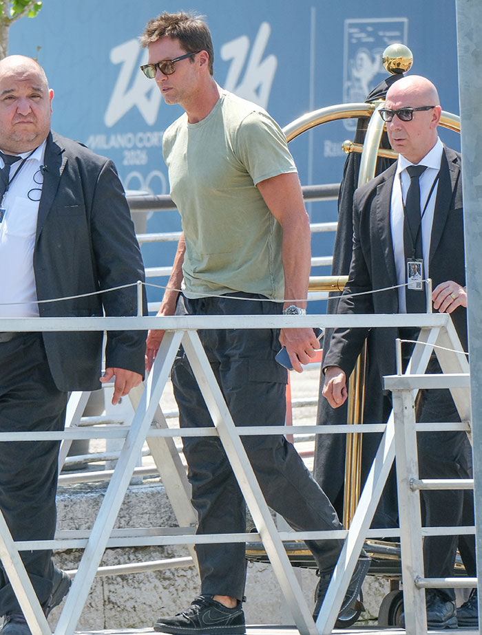 Celebridades caminando con seguridad, mostrando el cuidado de la fiesta después de la fiesta de fin de semana en Jeff Bezos y Lauren Sánchez Wedding.