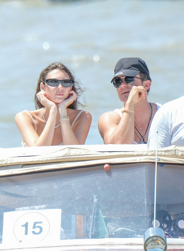 Dos celebridades que usan gafas de sol que se ven colgadas después de un fin de semana de fiesta en Jeff Bezos y Lauren Sánchez Boda.