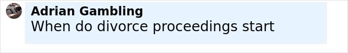 Adrian Gambling preguntando sobre el momento de los procedimientos de divorcio en un mensaje de texto en línea.