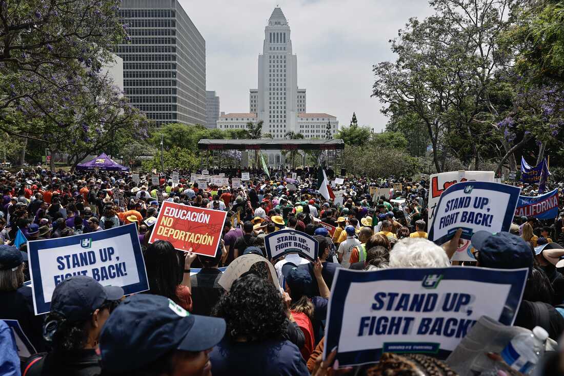 LOS ÁNGELES, California - 09 de junio: Miembros y partidarios del sindicato se manifestan en Grand Park pidiendo la liberación del líder sindical David Huerta, quien fue arrestado durante una acción de aplicación de inmigración el 9 de junio de 2025 en Los Ángeles, California. Las tensiones en la ciudad siguen siendo altas durante este tercer día de protestas por los derechos de los inmigrantes y la administración Trump que llama a la Guardia Nacional contra los deseos del líder de la ciudad y el gobernador para que den las protestas. (Foto de Mario Tama/Getty Images)