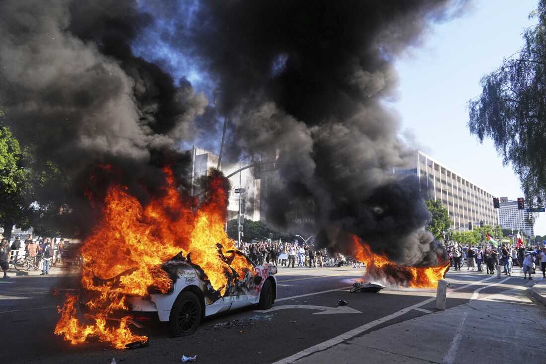 Los taxis de dos Waymo se queman cerca del Centro de Detención Metropolitana del centro de Los Ángeles, el domingo 8 de junio de 2025, luego de la protesta de redadas de inmigración de anoche.