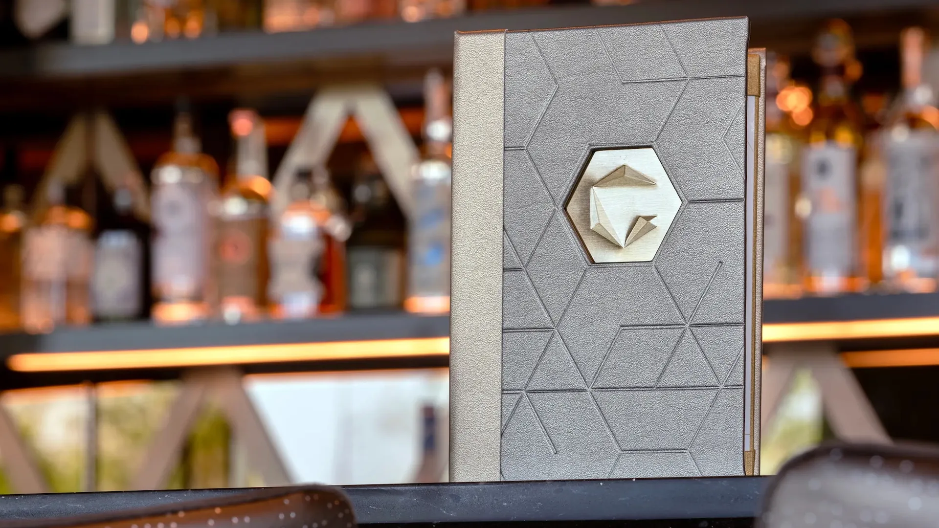 Así es GEO-82: el nuevo bar temático espacial en Epcot Orlando