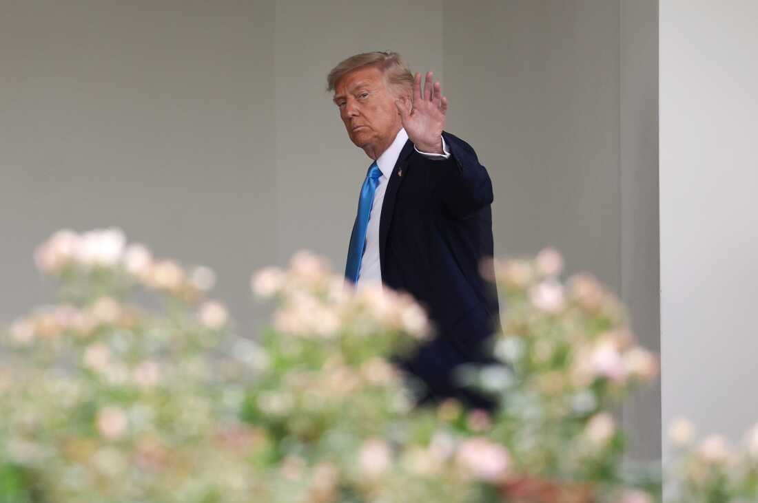 El presidente Trump saluda cuando sale de la Casa Blanca el 6 de junio de 2025.