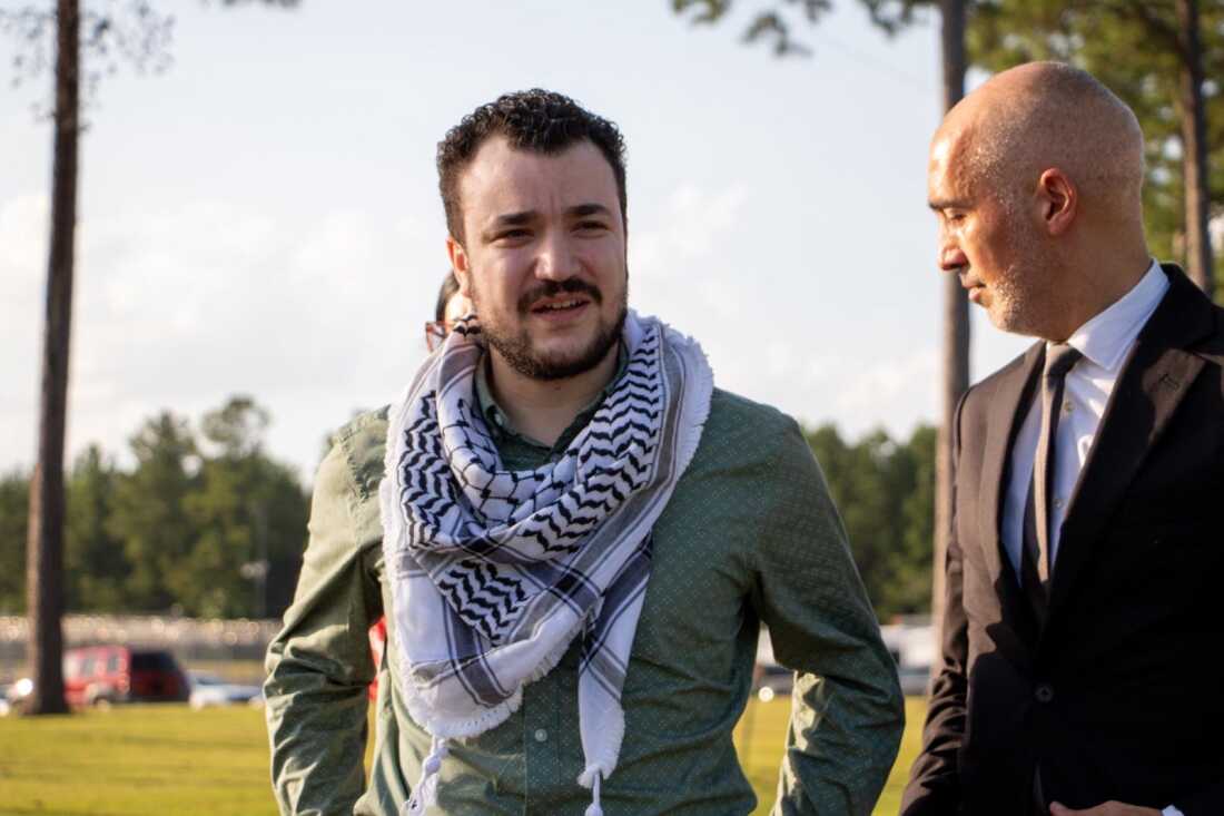 Mahmoud Khalil después de ser liberado de la detención federal de inmigración en Louisiana el viernes por la noche. Un juez federal en Louisiana ordenó al gobierno que lo liberara bajo fianza más de tres meses después de que los agentes de ICE lo arrestaron por deportación por su activismo pro-palestino en la Universidad de Columbia.