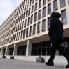 Un hombre pasa por el edificio del Departamento de Educación de los Estados Unidos en Washington, DC, el 7 de febrero. El edificio mide aproximadamente seis pisos de altura y tiene hileras de ventanas altas y estrechas.
