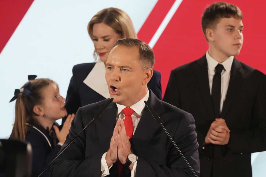 El candidato presidencial Karol Nawrocki, un historiador conservador respaldado por la ley de derecha y el partido de justicia aborda a los partidarios en su sede después de la escorrentía de elecciones presidenciales en Varsovia, Polonia, el domingo.