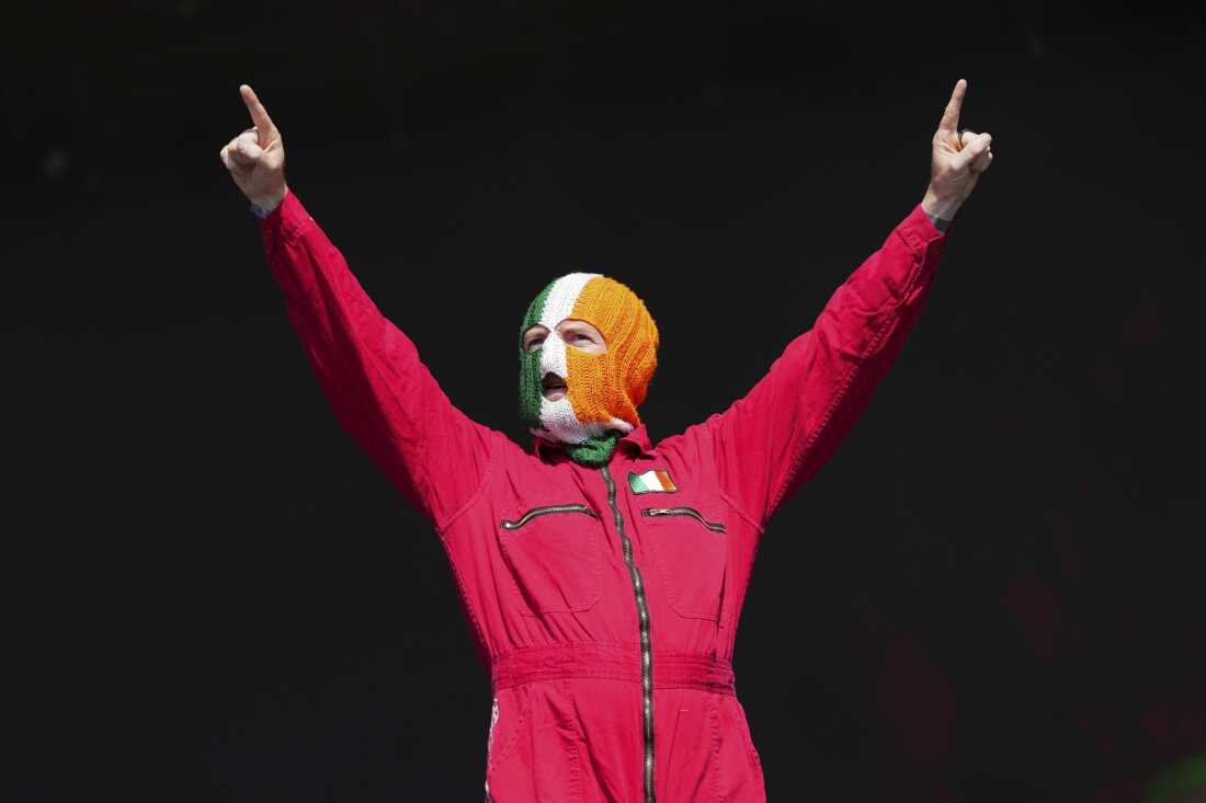 JJ O Dochartaigh del trío Hip Hop Kneecap actúa durante el Festival de Glastonbury en Worthy Farm, Somerset, Inglaterra, el sábado 28 de junio de 2025.