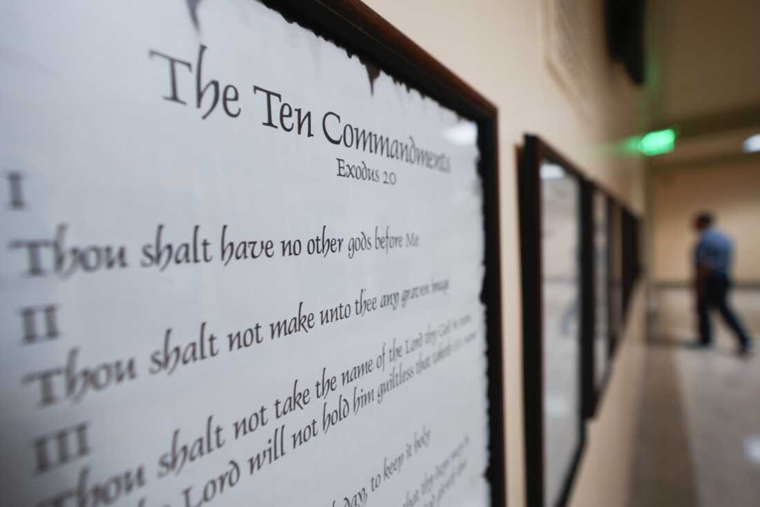 Se publica una copia de los Ten Mandments junto con otros documentos históricos en un pasillo en el Capitolio de Georgia en Atlanta el 20 de junio de 2024. El viernes, un panel de jueces federales de apelaciones dictaminó que una ley de Louisiana que requiere que los diez mandamientos se publiquen en los aula de la escuela pública del estado no es institucional.