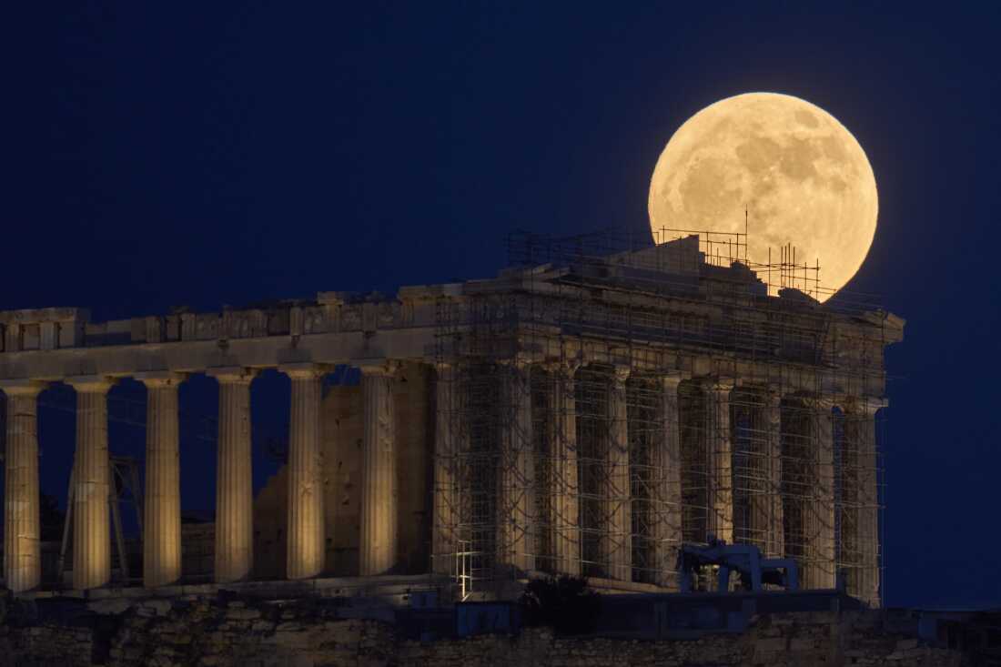 La luna de fresa se levanta en el cielo