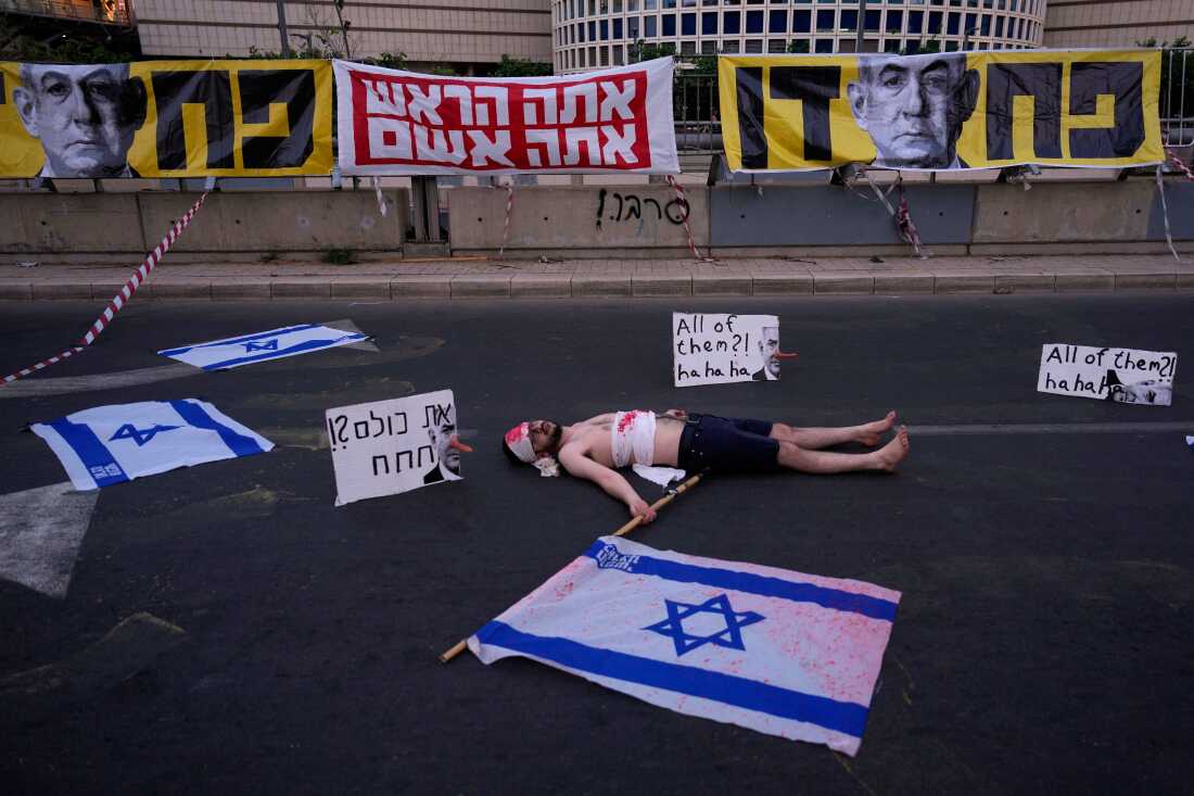 Un manifestante participa en una actuación durante una protesta que exige el final de la guerra y la liberación inmediata de rehenes en poder de Hamas en la Franja de Gaza, y contra el gobierno del primer ministro Benjamin Netanyahu en Tel Aviv, el sábado 31 de mayo de 2025.