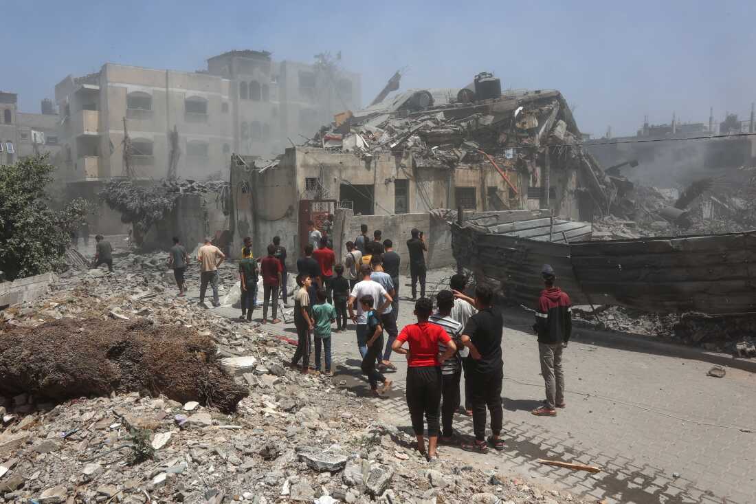 Los palestinos inspeccionan los escombros después de los ataques israelíes en la ciudad de Gaza el sábado.