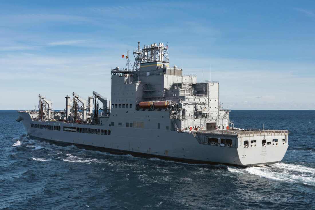 En esta imagen proporcionada por la Marina de los EE. UU., El aceitera de reabastecimiento de la clase John Lewis usns Harvey Milk (T-AO-206) realiza una reposición en el mar en el Océano Atlántico, 13 de diciembre de 2024.