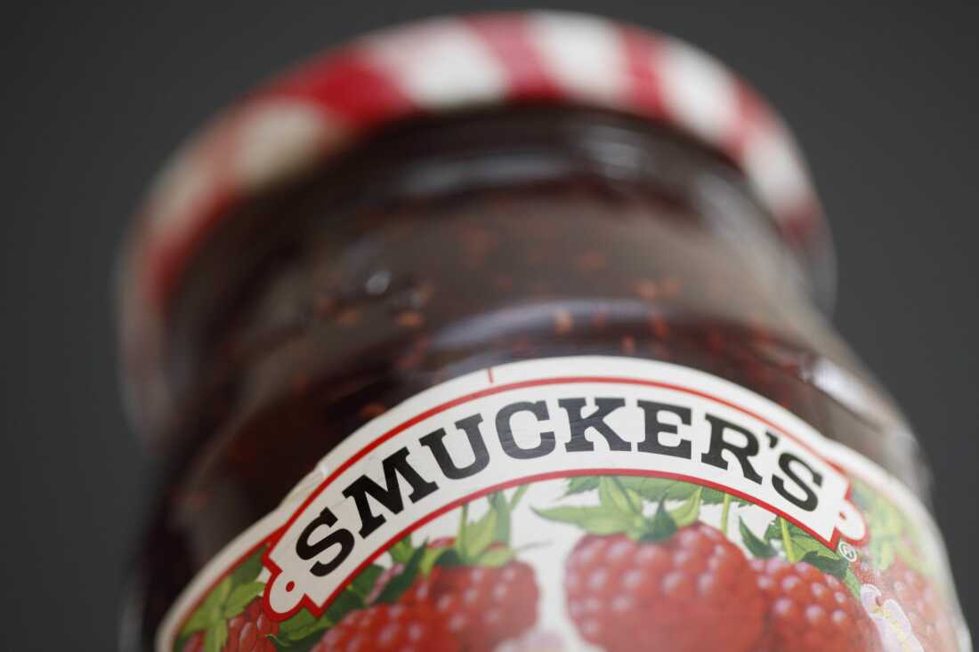 Un frasco de conservas de Smucker se muestra el 16 de agosto de 2010 en Filadelfia.