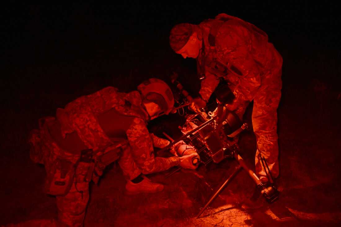 Las tropas ucranianas se preparan para lanzar un dron en el este de Ucrania el 30 de abril. A lo largo de la guerra, Ucrania ha llevado a cabo ataques innovadores de drones nunca antes vistos en combate.