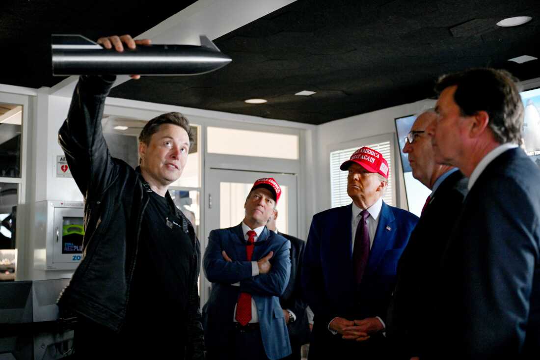 Elon Musk da una gira al entonces presidente electo Trump y los legisladores de la sala de control antes del lanzamiento de un cohete SpaceX Starship el 19 de noviembre de 2024 en Brownsville, Texas. Los negocios de Musk se han construido con miles de millones de dólares en apoyo del gobierno que podrían estar en riesgo después de que su relación con Trump se rompió esta semana.