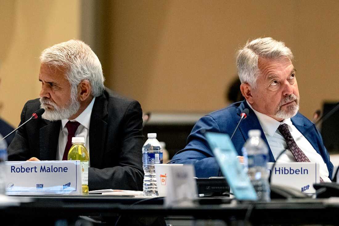 Nuevos miembros del comité Dr. Robert Malone, a la izquierda, y el Dr. Joseph Hibbeln durante la primera reunión del Comité Asesor de Inmunización de los CDC en las Centros para el Control y la Prevención de Enfermedades en Atlanta, Georgia, fotógrafo: Ben Hendren/Bloomberg a través de Getty Images