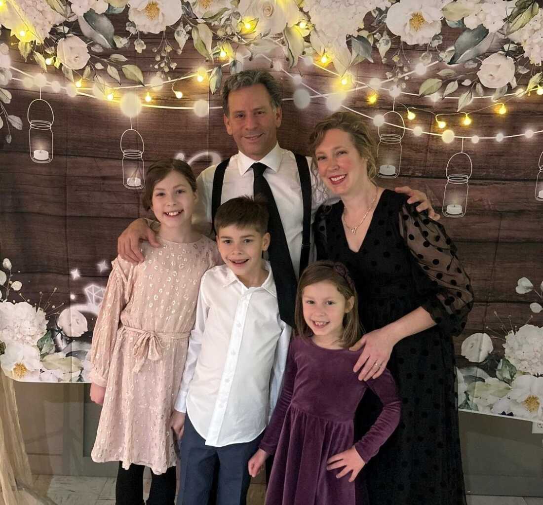 Rachel Sampler Zelaya, de 45 años, su esposo, Jorge, de 45 años, posó para una foto en febrero de 2025 con sus hijos (de la izquierda) Clara, 11, Jorge 9, Lucía, 6. Los Zelayas son de Cottage Grove, Minnesota y quieren continuar vacunados para proteger a su hija, Lucia, que tiene ashma, pero también para protegerse a sí mismos.