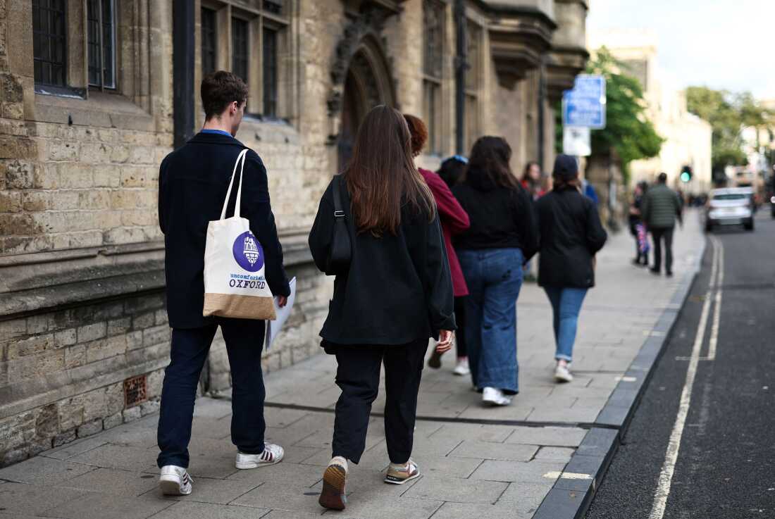 Tour Guide Oliver camina con un grupo de personas que asisten a una gira de 'Oxford incómoda', en Oxford, el 20 de octubre de 2023. Las universidades británicas Oxford y Cambridge se clasifican constantemente entre los mejores del mundo y se celebran por su excelencia académica. Pero los rincones más turbios de sus pasados ahora se están dando vida a los turistas, mientras el país lidia con su problemático pasado colonial.