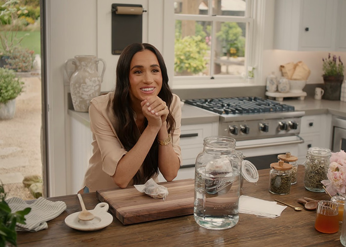 Meghan Markle sentado en una cocina moderna, discutida después de que los fanáticos descubren los productos de su marca de Williams Sonoma.