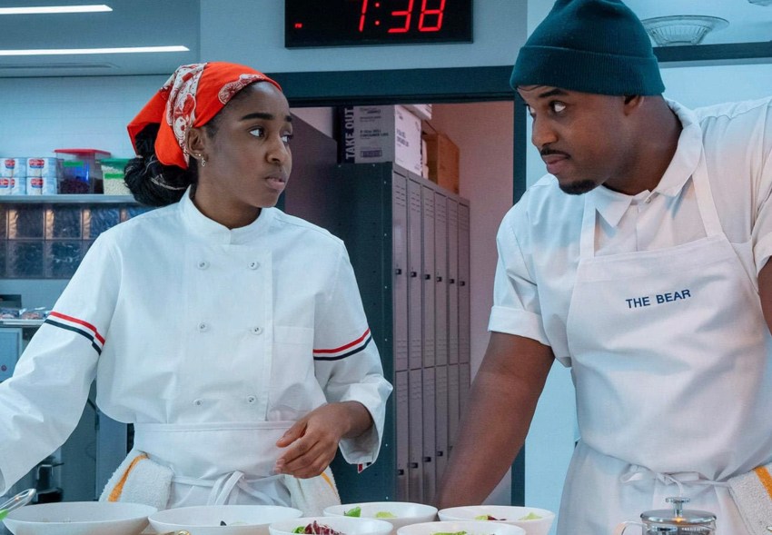 Lionel Boyce y Ayo Edebiri en el oso (2022)