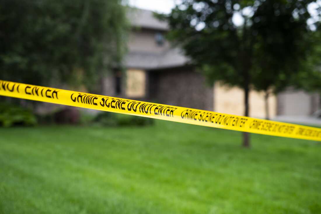 La cinta policial se coloca fuera de la casa de la representante estatal Melissa Hortman el 15 de junio en Brooklyn Park, Minnesota. Hortman y su esposo, Mark Hortman, fueron asesinados a tiros este mes en lo que los funcionarios están describiendo como un asesinato político.