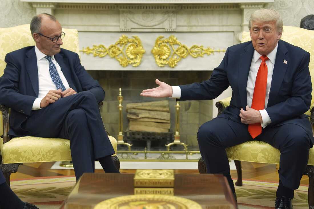 El presidente Donald Trump, a la derecha, se encuentra con el canciller de Alemania, Friedrich Merz, en la Oficina Oval de la Casa Blanca el jueves.