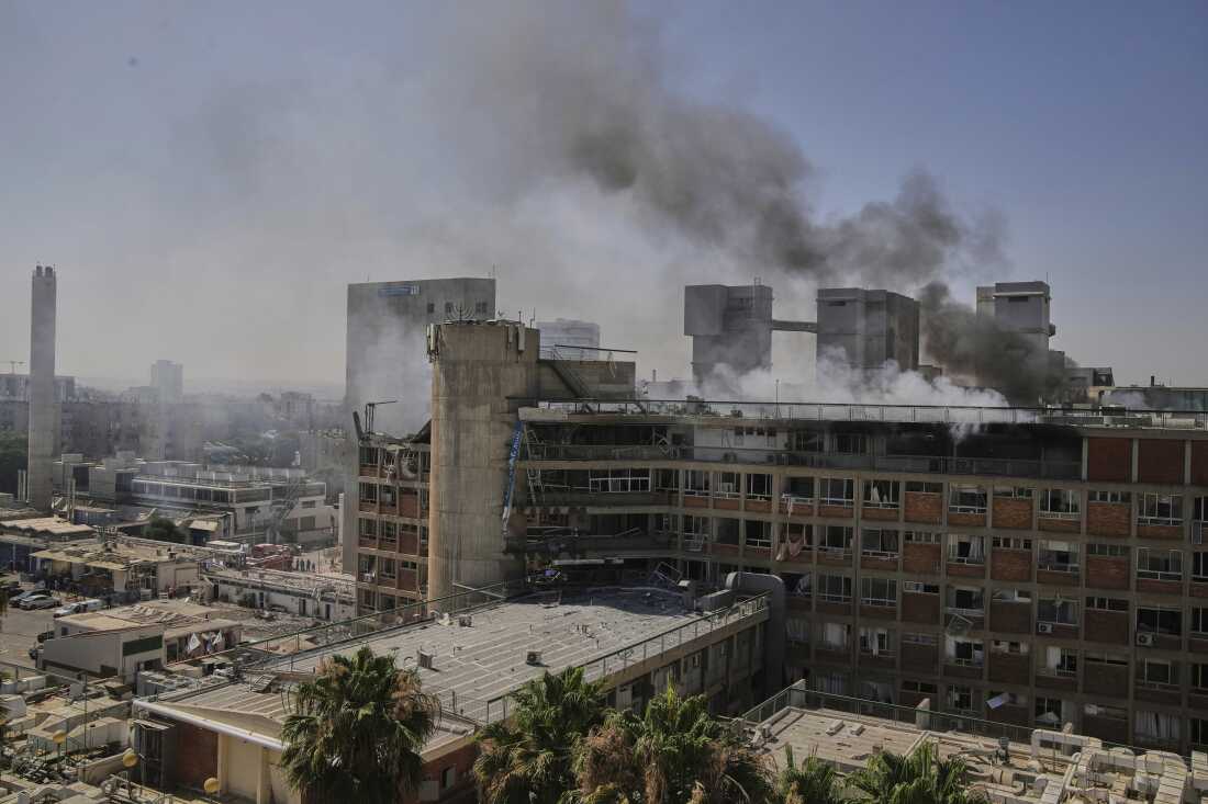 Smokes aumenta de un edificio del complejo del Hospital Soroka después de que fue golpeado por un misil disparado desde Irán en Beersheba, Israel, el jueves.