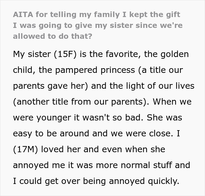 Texto alternativo: hermano adolescente frustrado con una hermana de niños dorados robando sus regalos y arruinando su celebración de cumpleaños