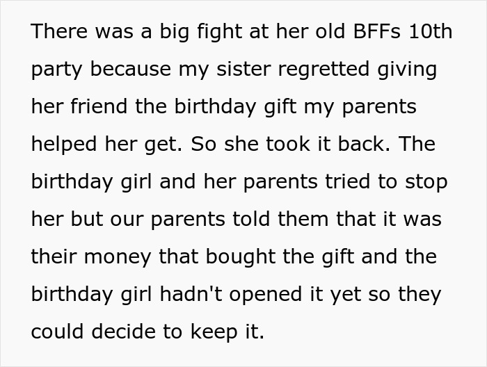 Publicación de texto discutiendo una disputa de regalo de cumpleaños que involucra a una hermana, su amiga y sus padres.