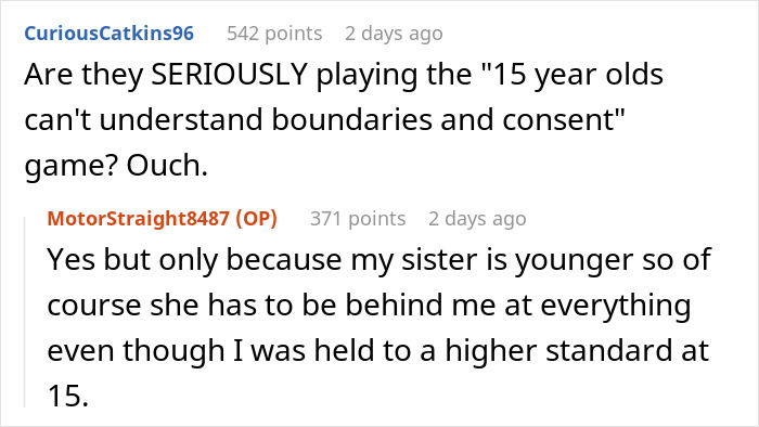 Conversación de Reddit sobre un niño dorado que roba los regalos y hermanos del hermano discutiendo sobre los límites y los estándares.