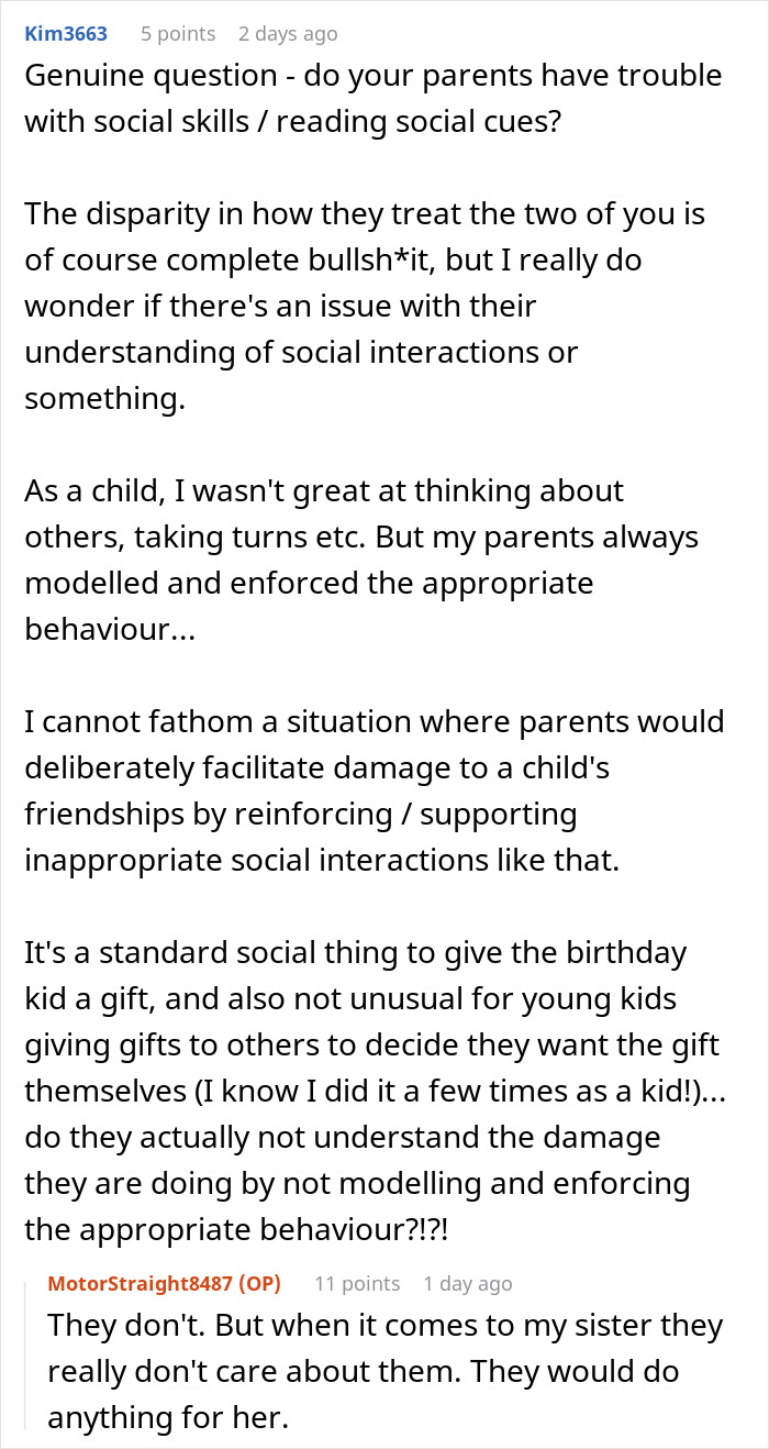 Comentario de Reddit discutiendo los regalos de robo de hermanos dorados y padres que permiten un comportamiento social injusto.