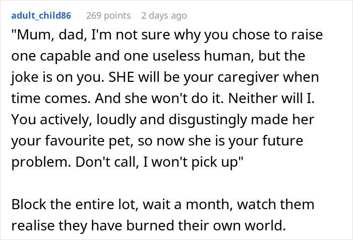 Comentario de Reddit sobre el conflicto de hermanos que involucra a un niño dorado robando regalos y el cumpleaños de un hermano arruinado.