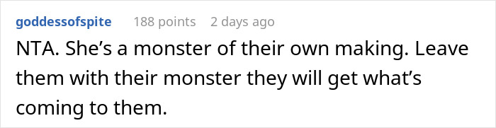 Captura de pantalla de un comentario de Reddit discutiendo los regalos de un niño dorado que roba el hermano y causa conflictos de cumpleaños.