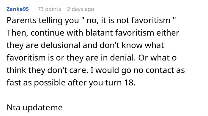 Comentario de Reddit discutiendo el favoritismo flagrante de los padres y los consejos sobre No Contact después de cumplir 18 años en disputas de regalos familiares.