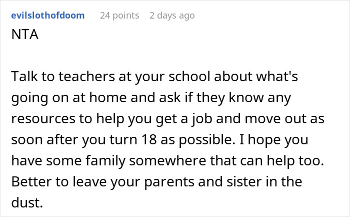Captura de pantalla de un comentario de Reddit discutiendo conflictos familiares y consejos sobre cómo tratar con un niño dorado robando regalos.