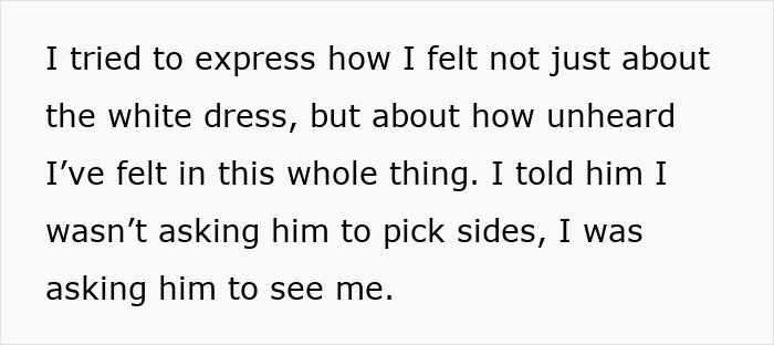 Texto sobre un fondo blanco liso expresando sentimientos sobre un vestido blanco y sentirse inaudito durante una lucha de poder de boda.