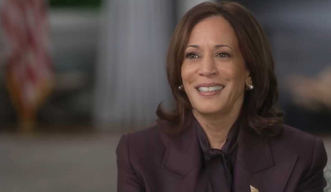 La Comisión Federal de Comunicaciones está investigando una entrevista de 60 minutos realizada el otoño pasado con el entonces Vicepresidente Kamala, que se muestra arriba. Utilizó diferentes partes de la respuesta de Harris a la misma pregunta para dos programas diferentes. El presidente de la FCC, Brendan Carr, está revisando si CBS violó la agencia 