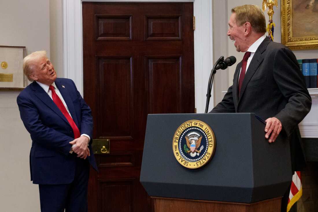 El cofundador de Oracle, CTO y presidente ejecutivo Larry Ellison y el presidente Trump comparten una risa mientras Ellison usa un taburete para apoyarse mientras habla durante una conferencia de prensa sobre inversiones de inteligencia artificial en la Casa Blanca el 21 de enero de 2025.