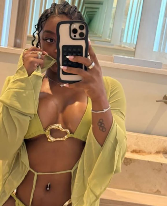 Simone Biles se toma una selfie espejo que muestra su nuevo look, provocando cirugía plástica y rumores de jubilación de vacaciones.