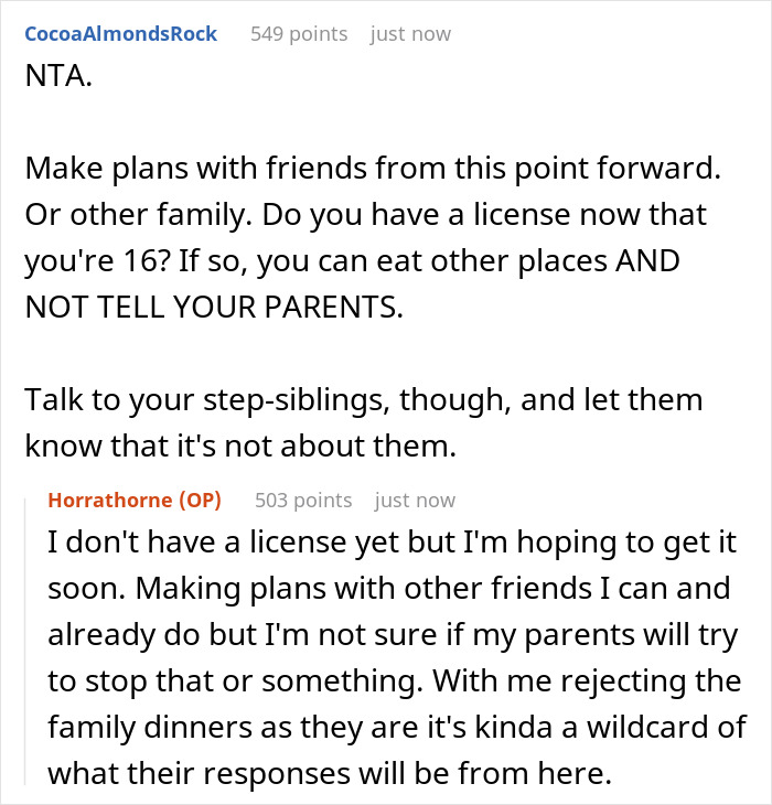 Captura de pantalla de una discusión sobre los padres que ignoran los deseos de cumpleaños de un adolescente debido a las alergias de los hijastros y las aburridas quejas alimentarias.