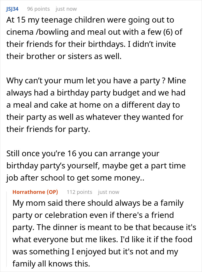 Comentario de Reddit discutiendo las frustraciones de la fiesta de cumpleaños de los adolescentes y los padres priorizan las alergias de los hermanastros sobre sus preferencias alimentarias.